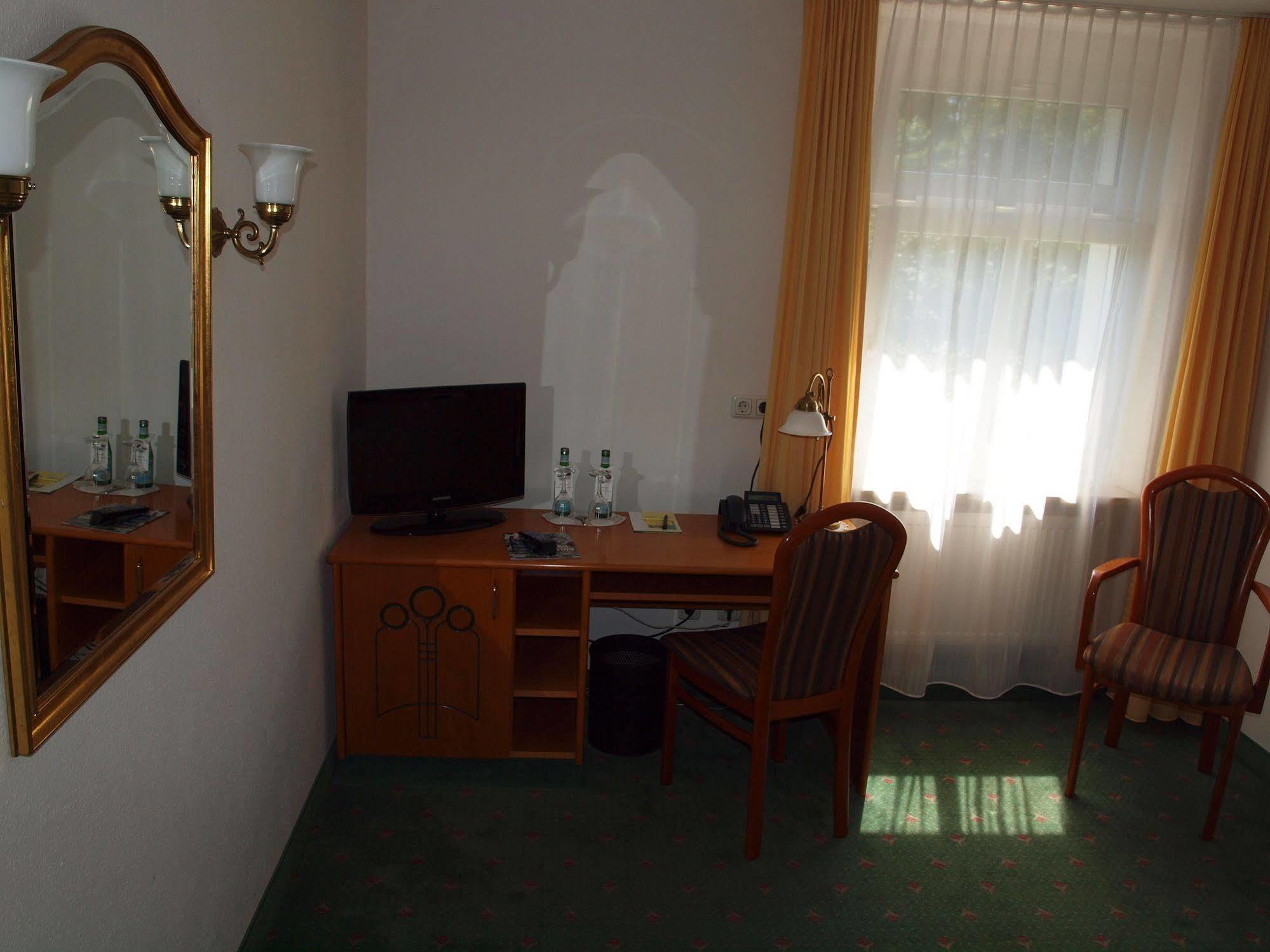 Hotel & Restaurant Bellevue Schmoelln Экстерьер фото